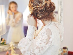 The Ultimate Guide to Choosing a Pearl Bridal Hair Piece